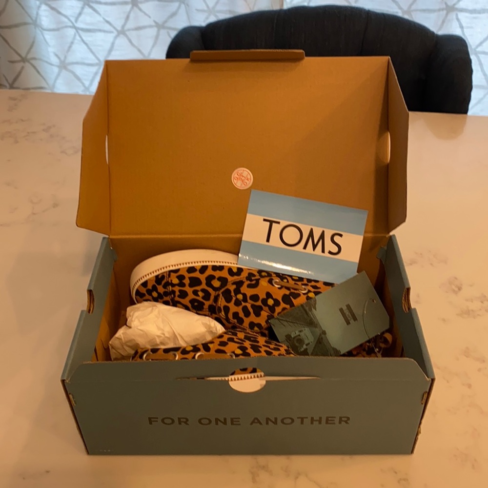 Tom’s Pasadena Toffee Cheepard Print in Youth Size 4.5